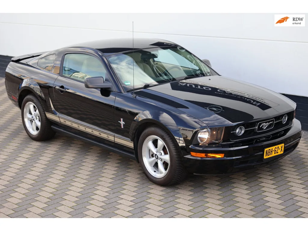 Ford Mustang (2008) — foto 1