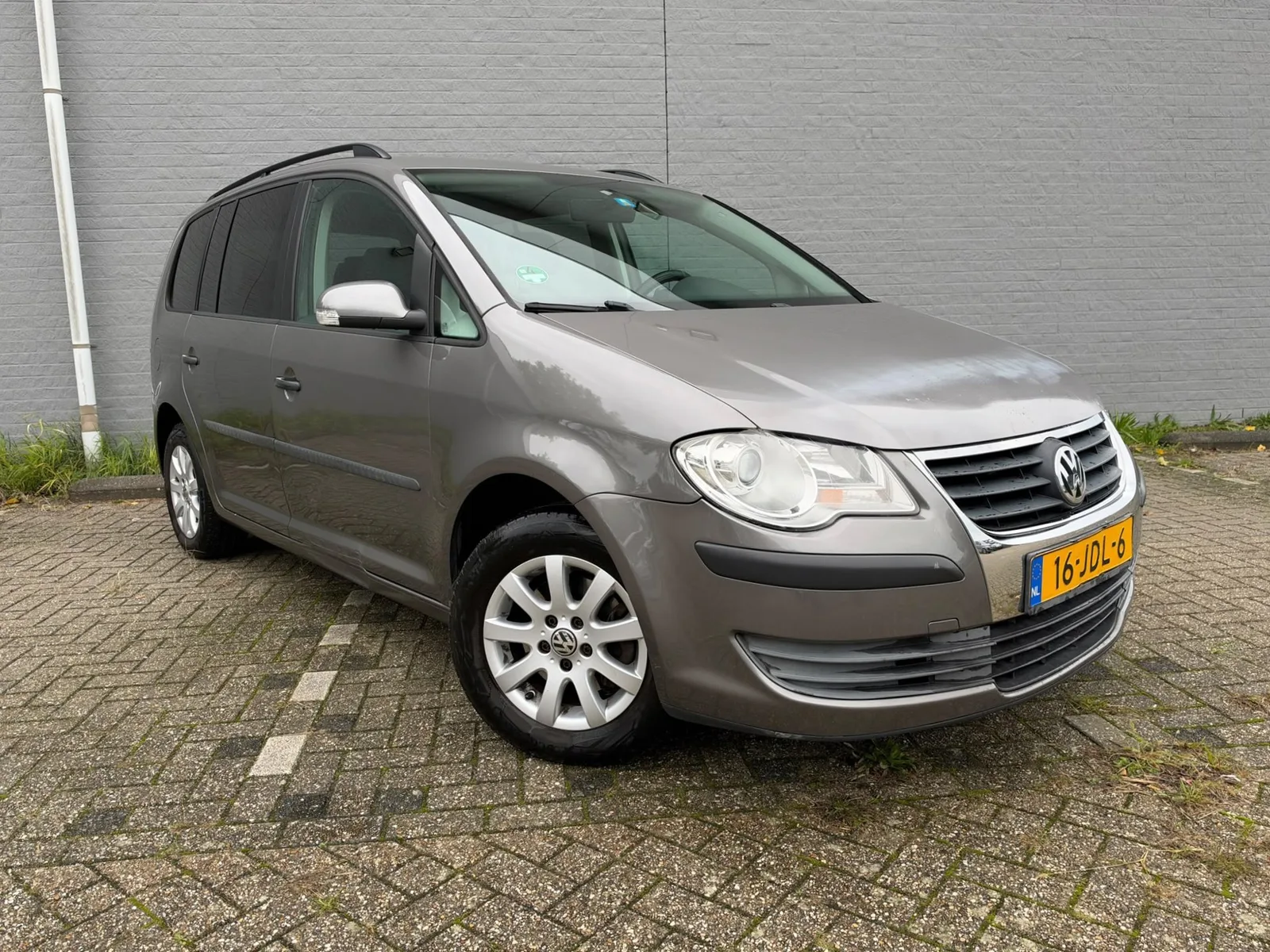 Volkswagen Touran (2009) — foto 1