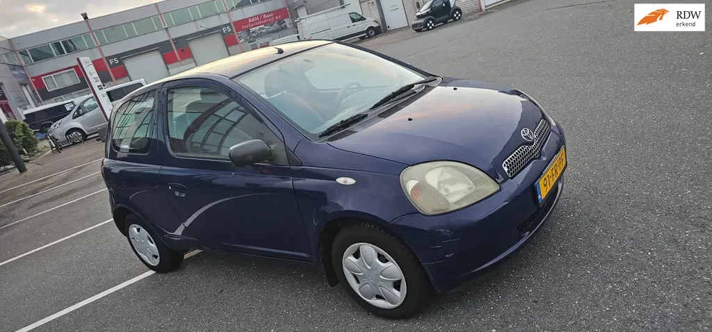 Toyota Yaris (2000) — foto 1