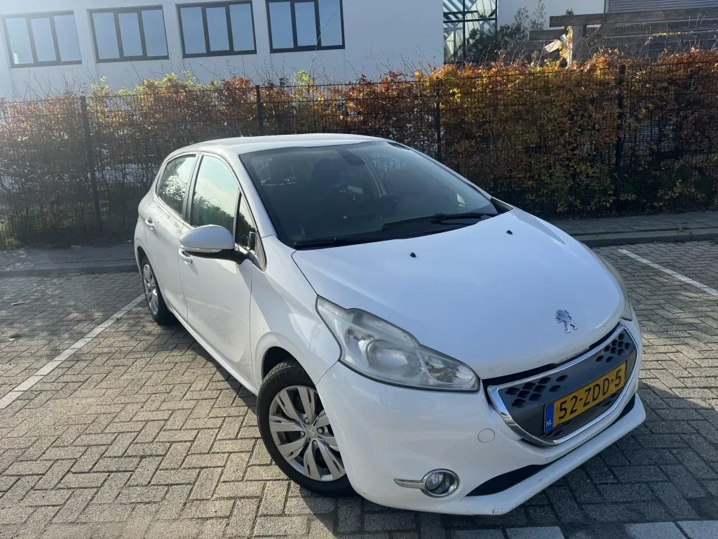 Peugeot 208 (2012) — foto 1