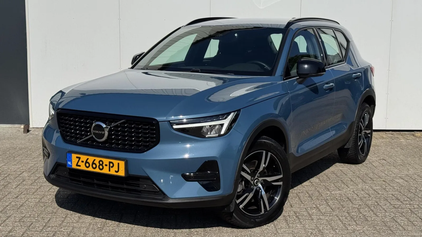 Volvo XC40 (2024) — foto 1