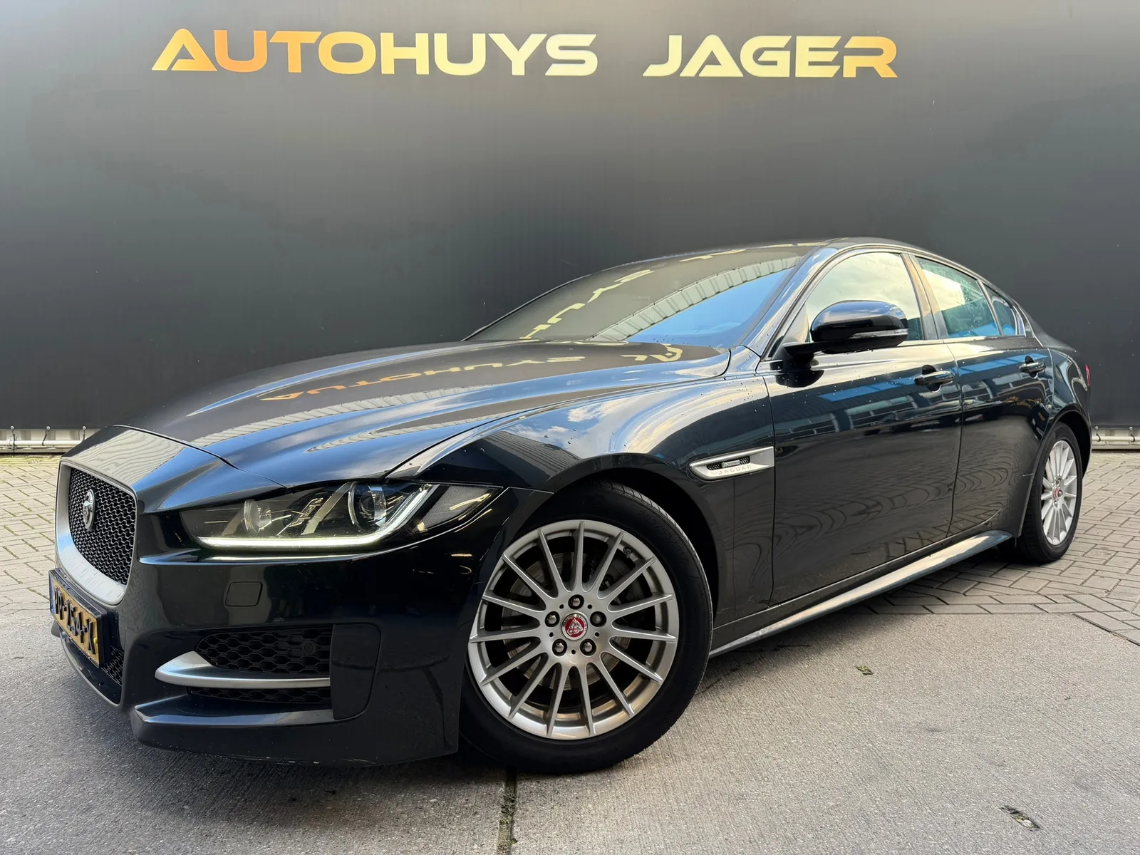 Jaguar XE (2017) — foto 1
