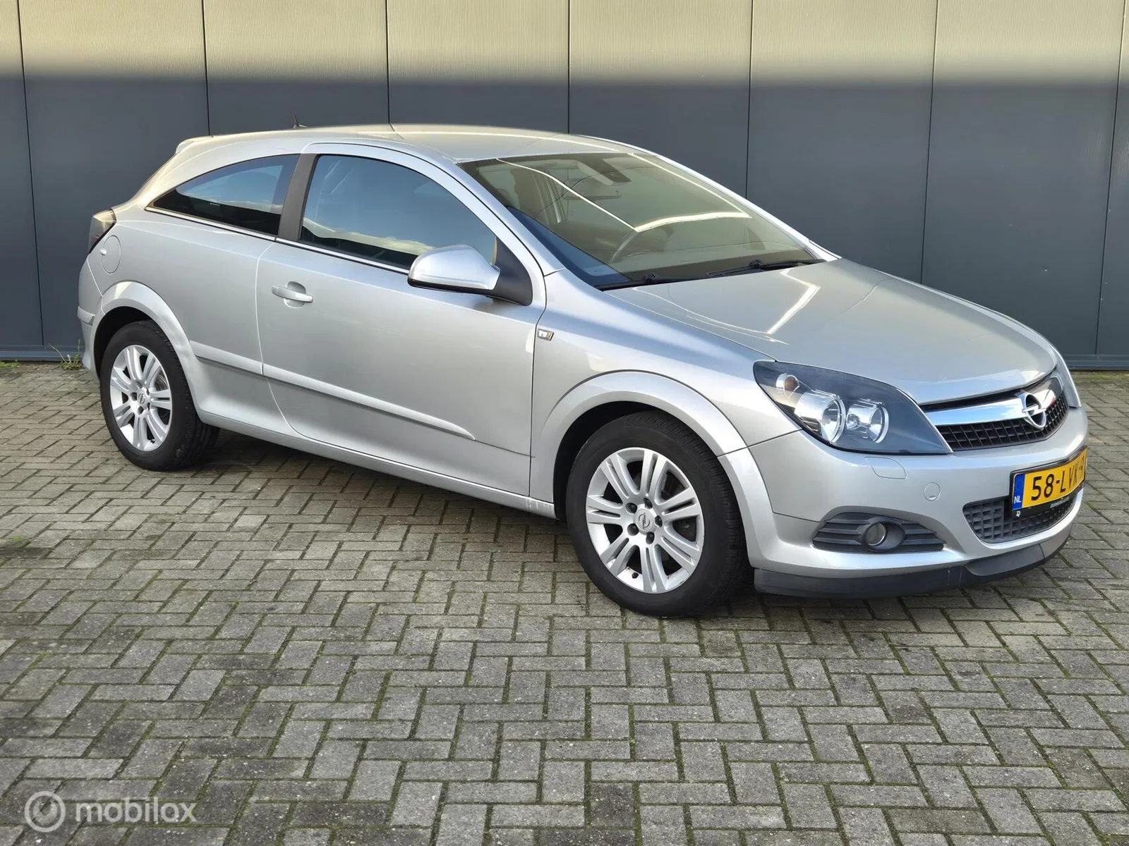 Opel Astra (2010) — foto 1