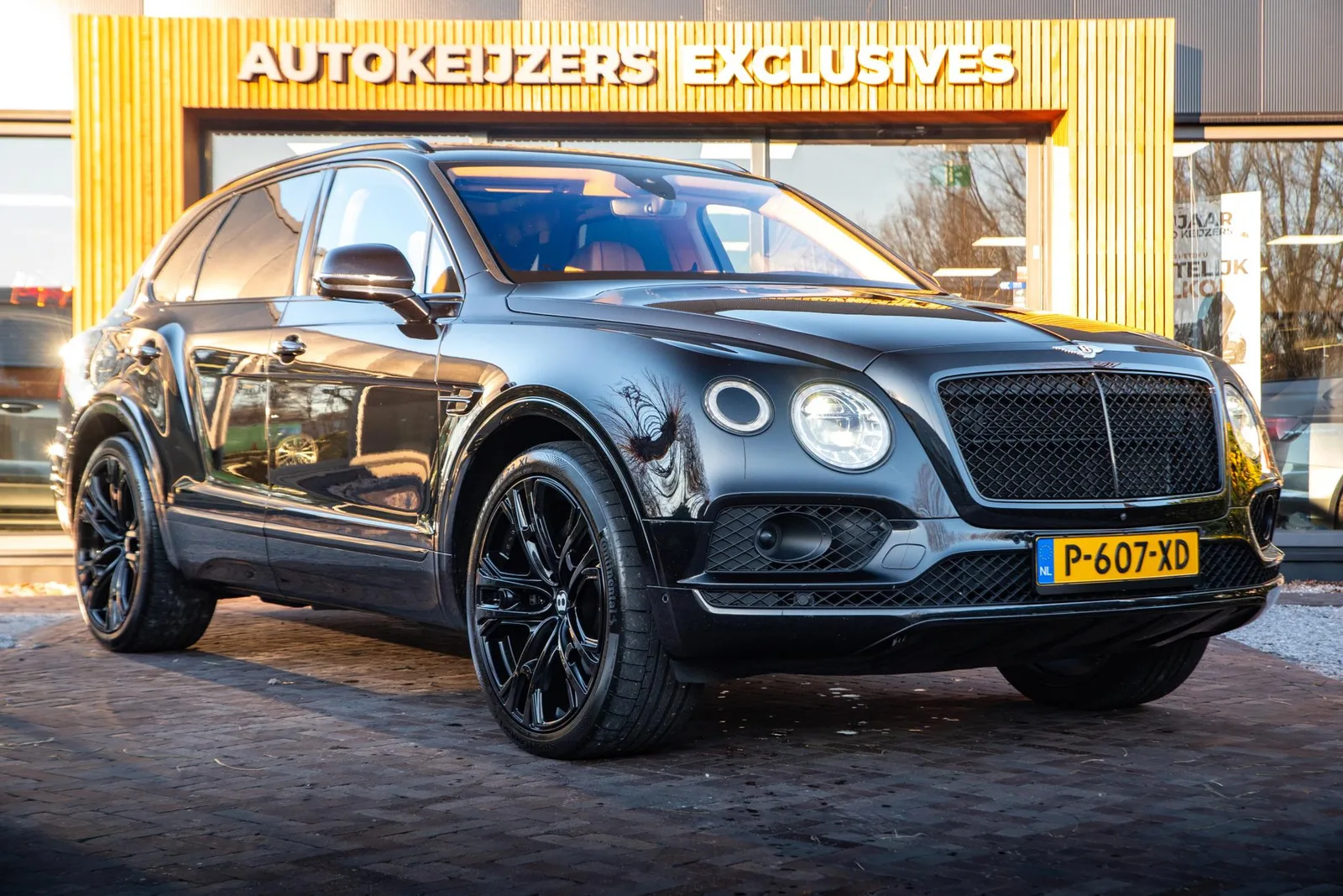 Bentley Bentayga (2016) — foto 1
