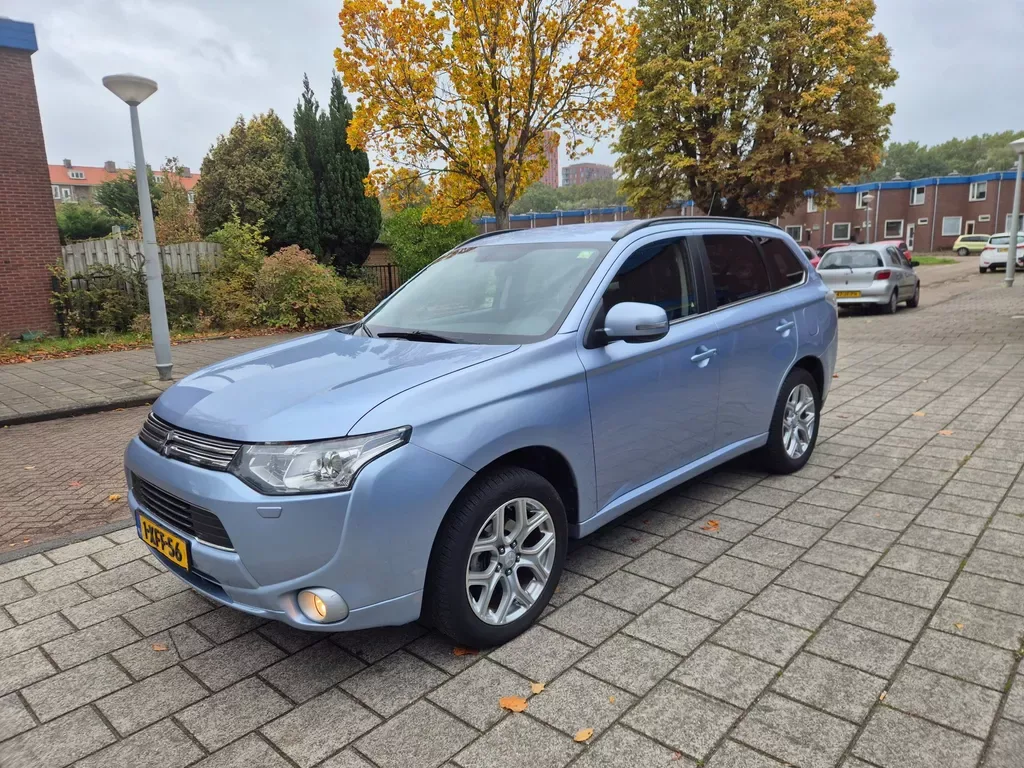 Mitsubishi Outlander (2014) — foto 1