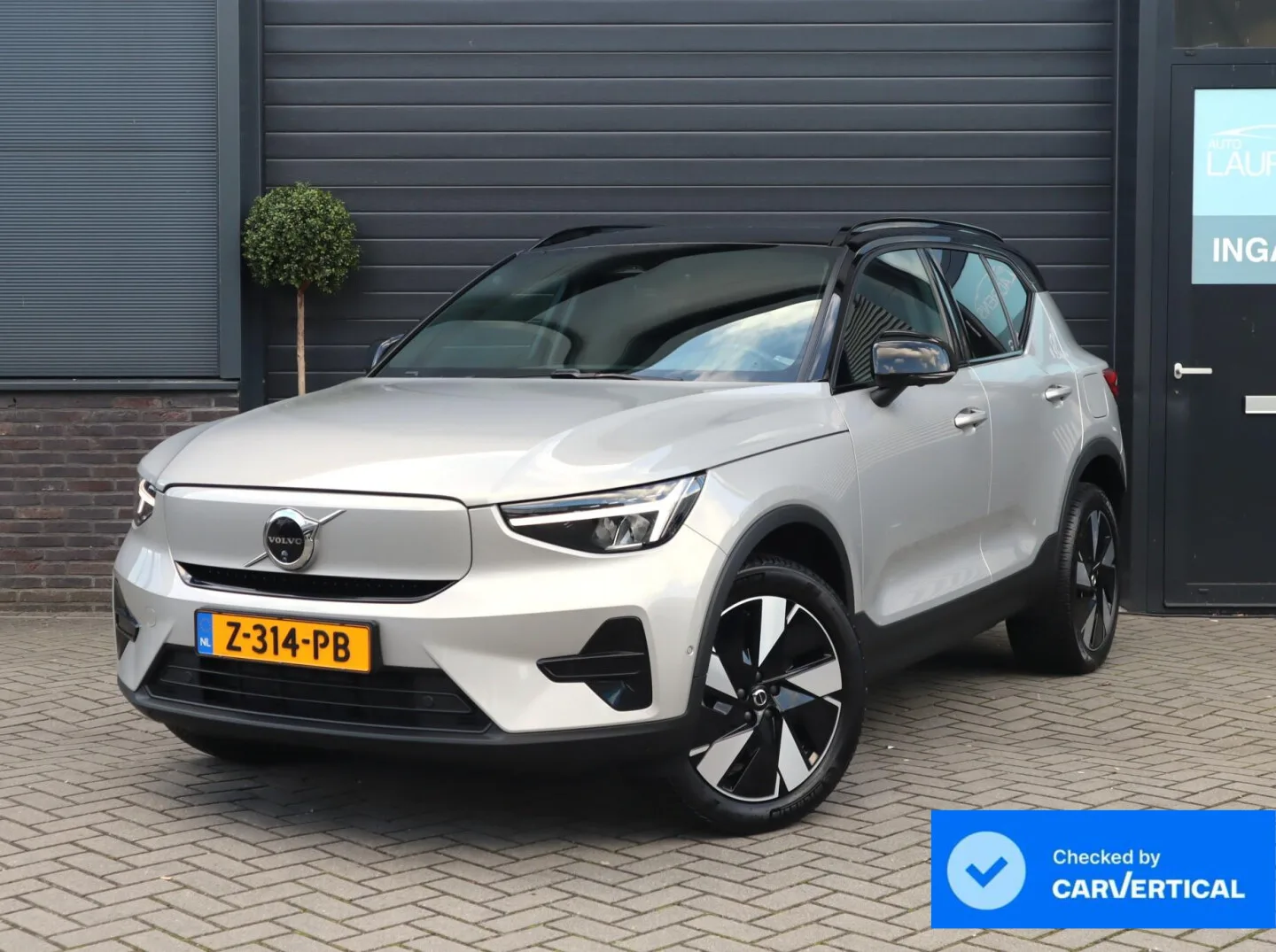 Volvo EX40 (2024) — foto 1