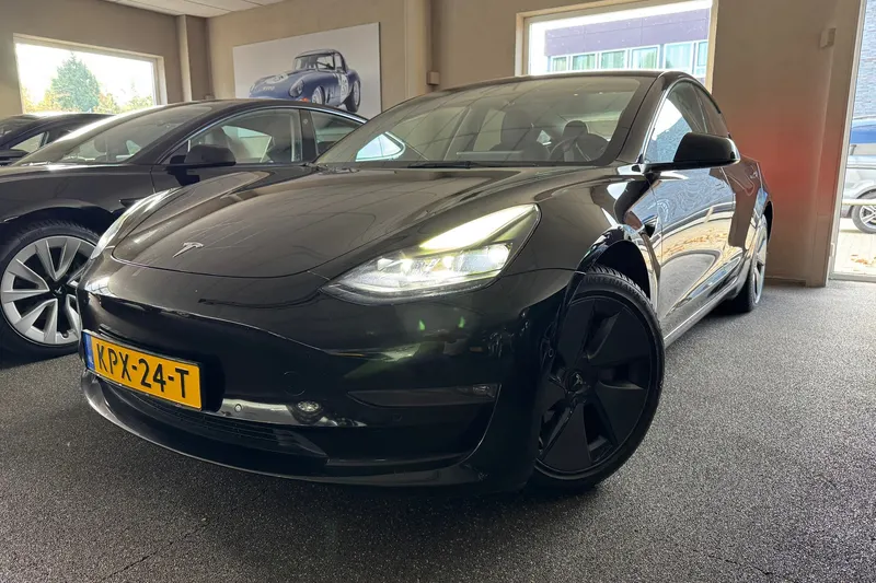 Tesla Model 3 (2022)