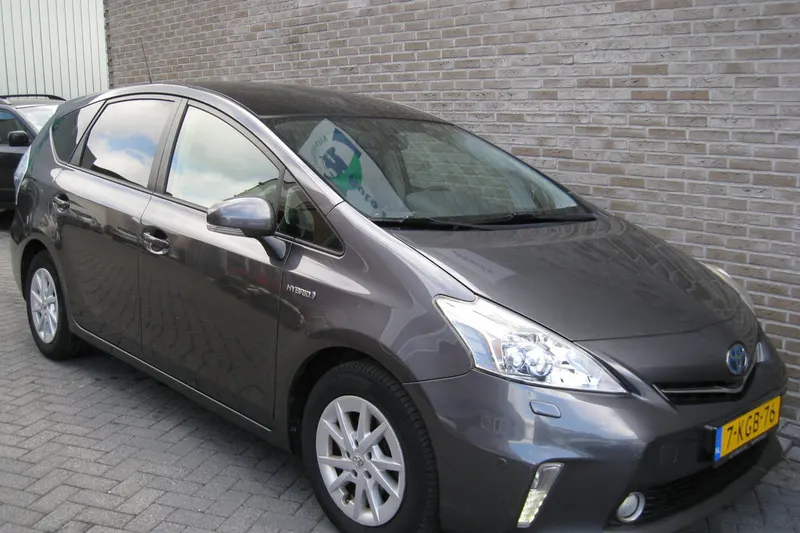 Toyota Prius Wagon (2013)