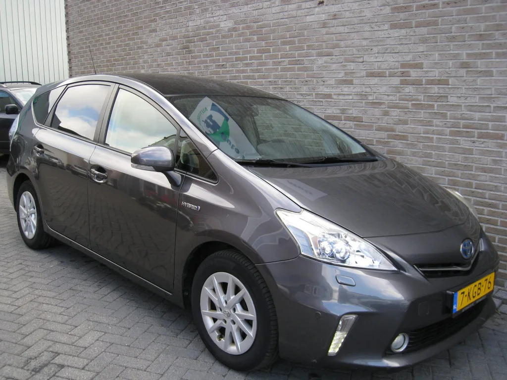 Toyota Prius Wagon (2013) — foto 1