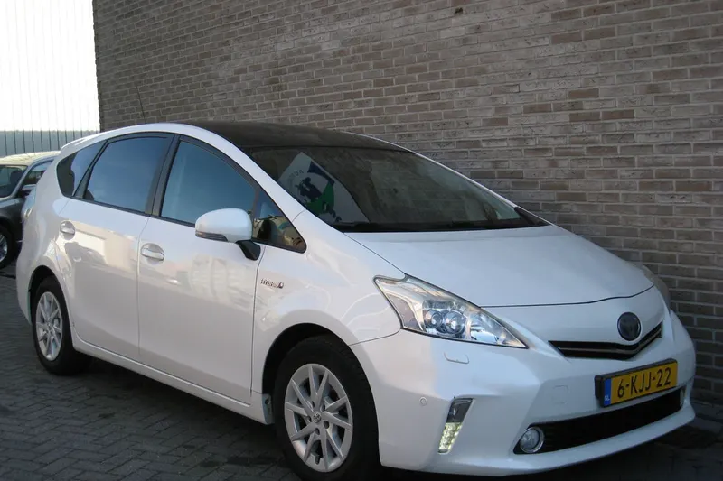 Toyota Prius Wagon (2013)