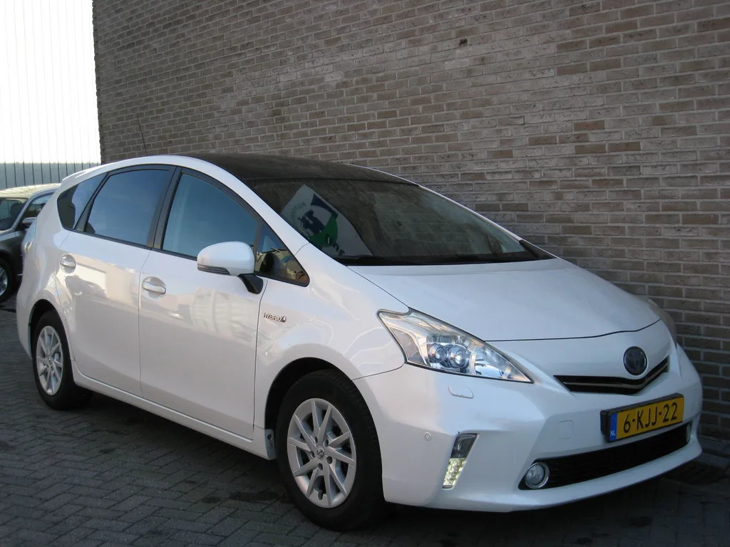 Toyota Prius Wagon (2013) — foto 1