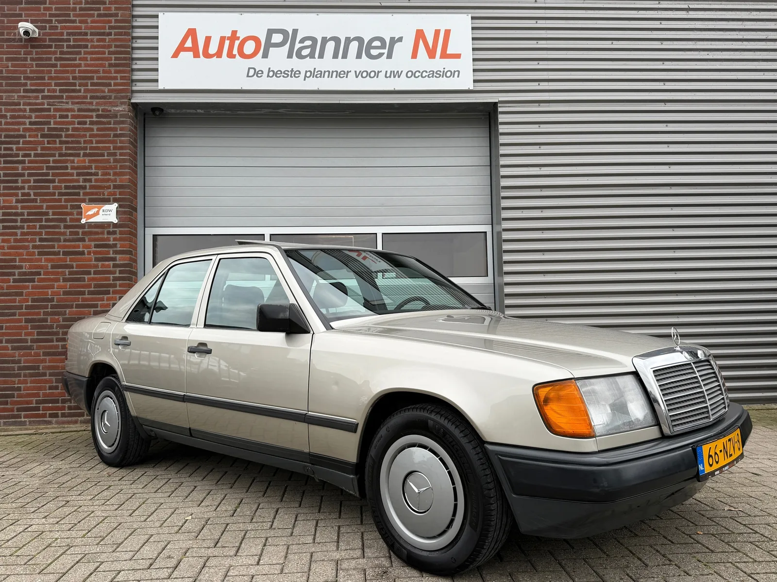 Mercedes-Benz 200-Serie (1986) — foto 1