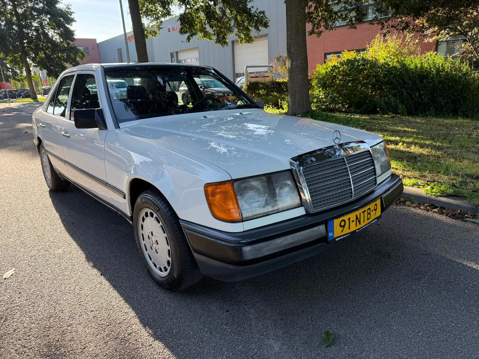 Mercedes-Benz 200-Serie (1985) — foto 1