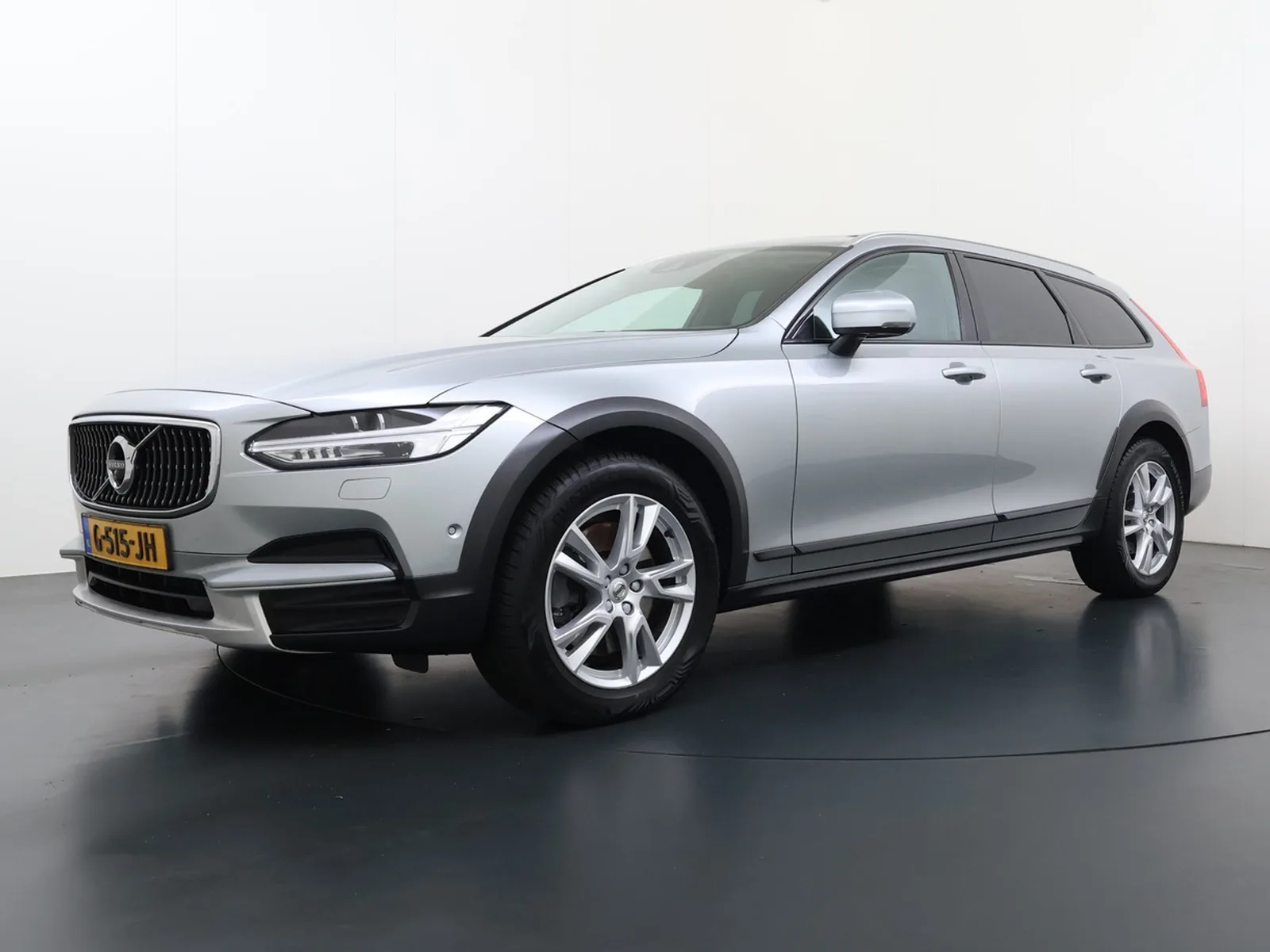 Volvo V90 Cross Country (2017) — foto 1