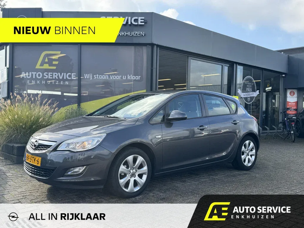 Opel Astra (2011) — foto 1