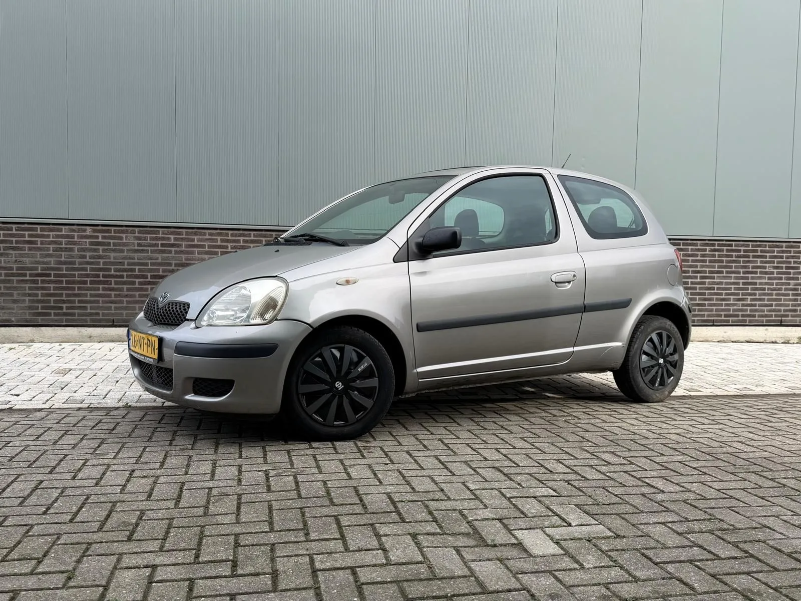 Toyota Yaris (2004) — foto 1
