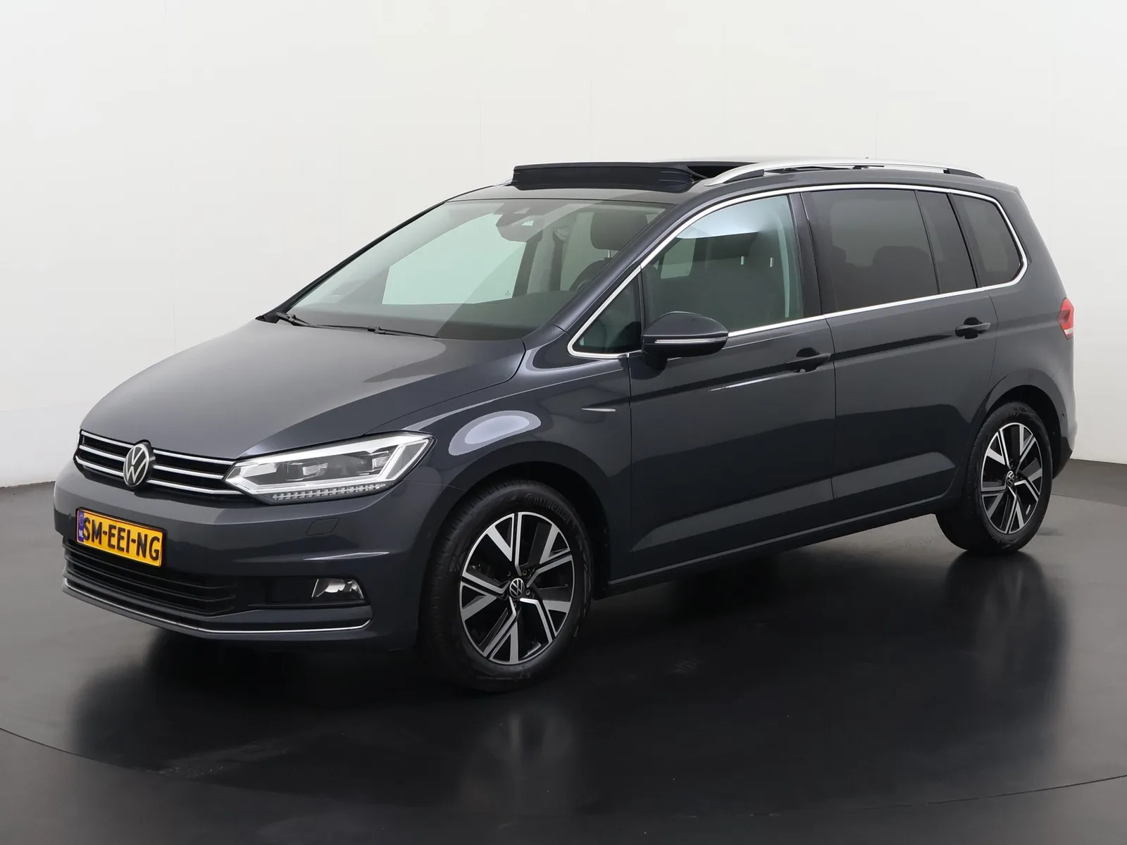 Volkswagen Touran (2023) — foto 1