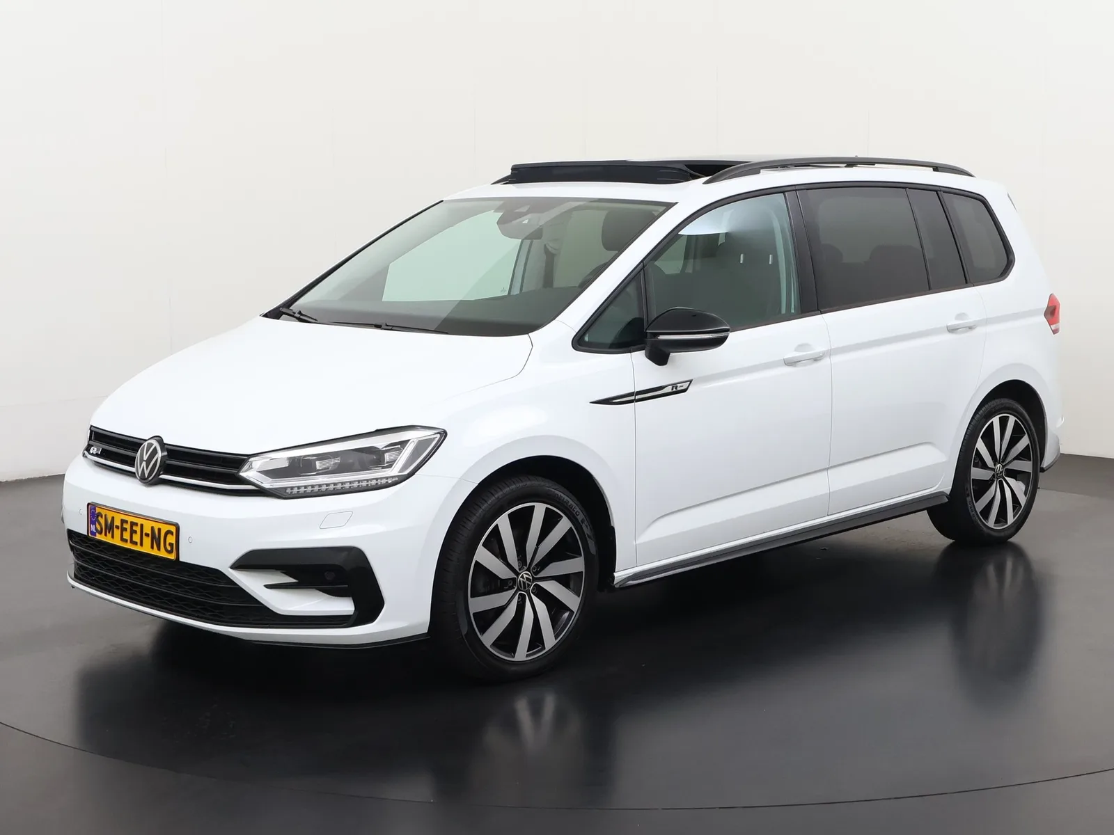 Volkswagen Touran (2023) — foto 1