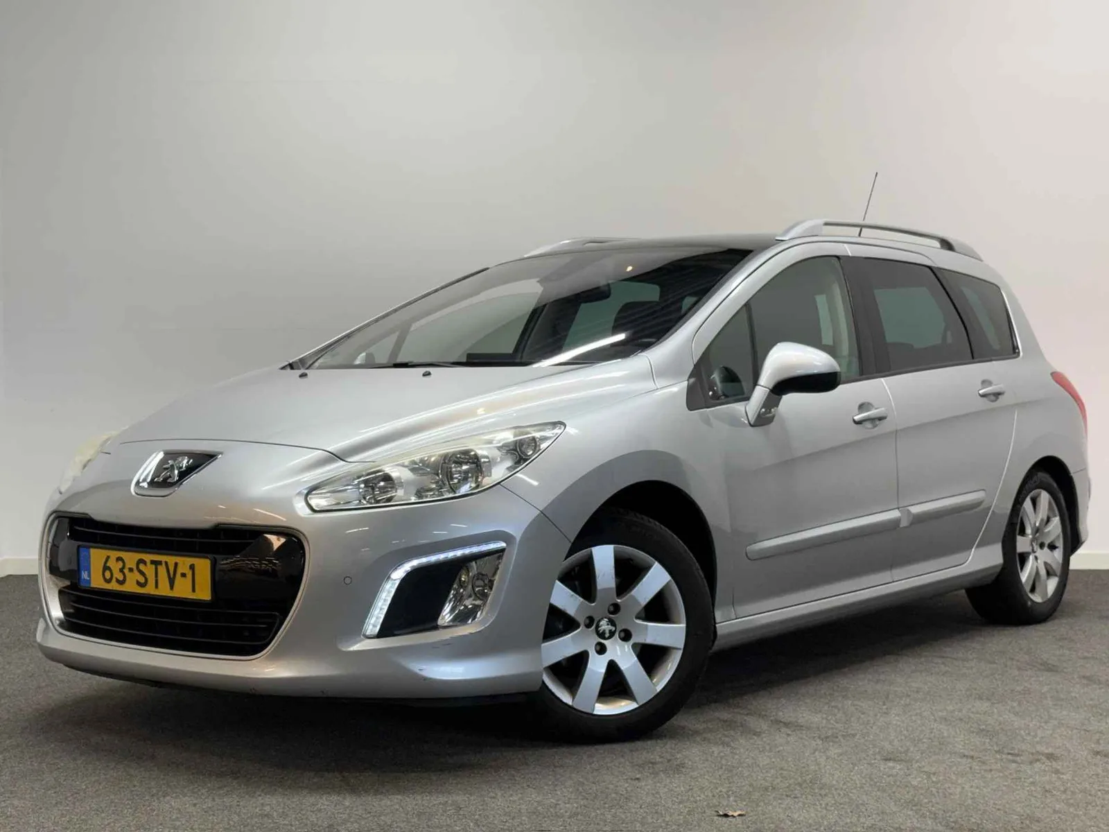 Peugeot 308 (2011) — foto 1