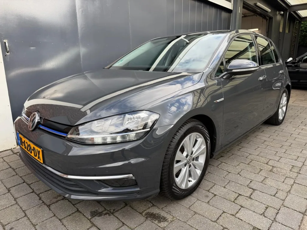 Volkswagen Golf (2020) — foto 1