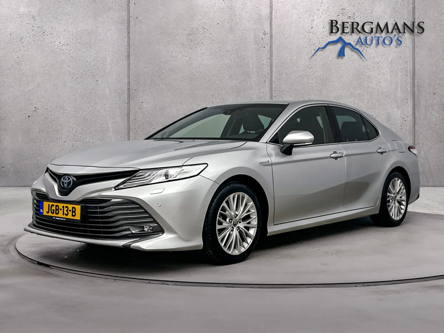 Toyota Camry (2019) — foto 1