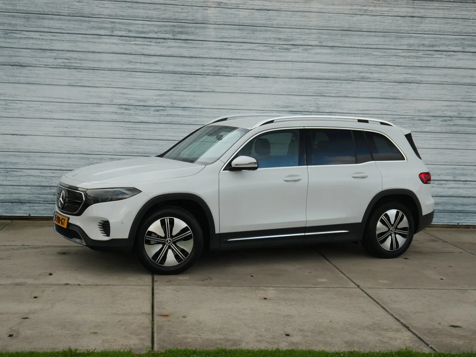 Mercedes-Benz EQB (2023) — foto 1