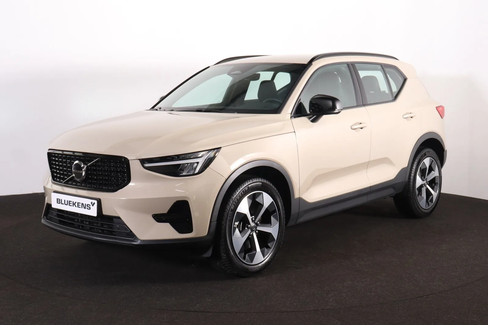 Volvo XC40 (2025) — foto 1