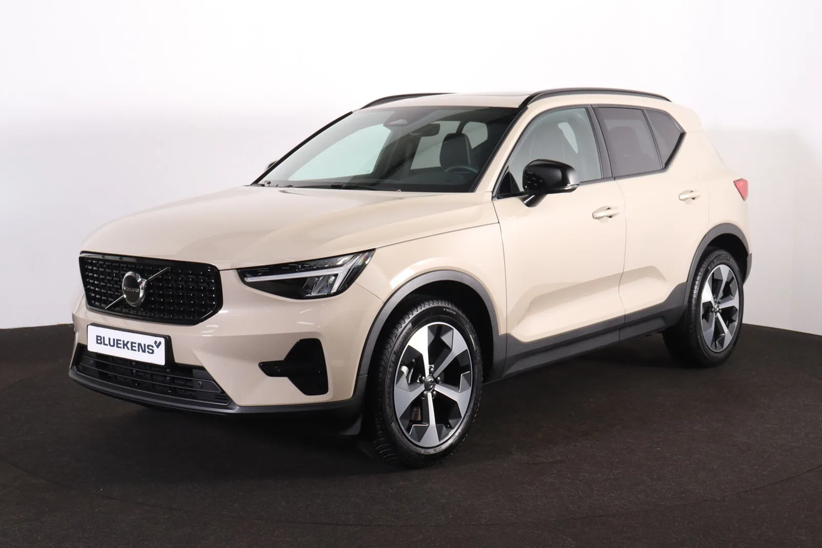 Volvo XC40 (2026) — foto 1