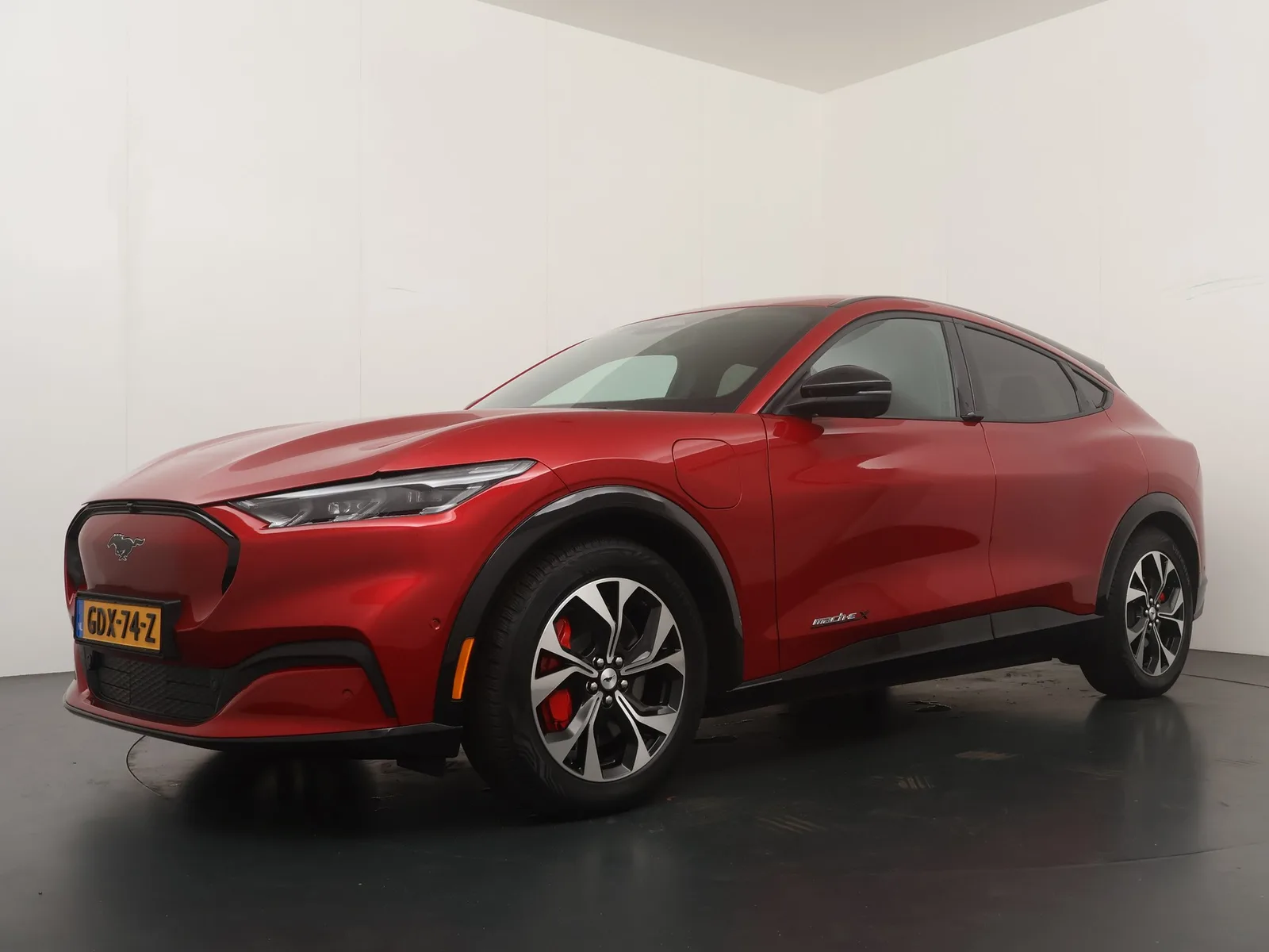 Ford Mustang Mach-E (2024) — foto 1