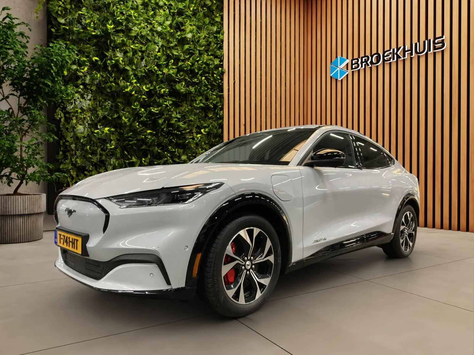 Ford Mustang Mach-E (2023) — foto 1