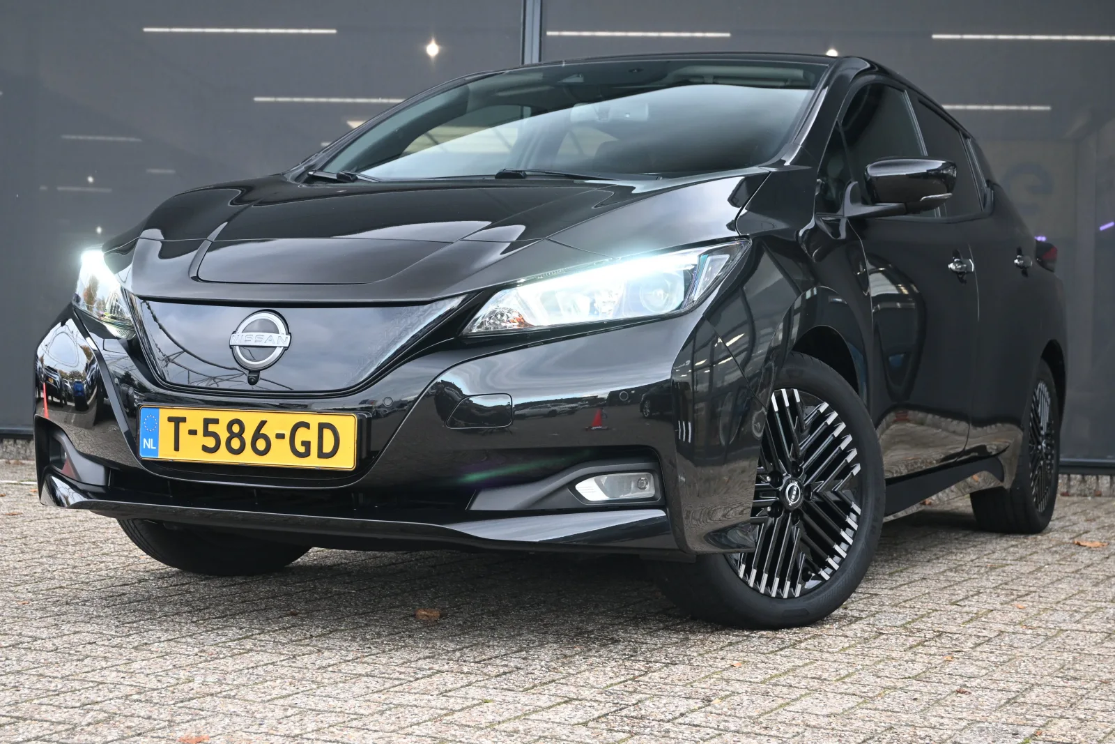 Nissan Leaf (2023) — foto 1