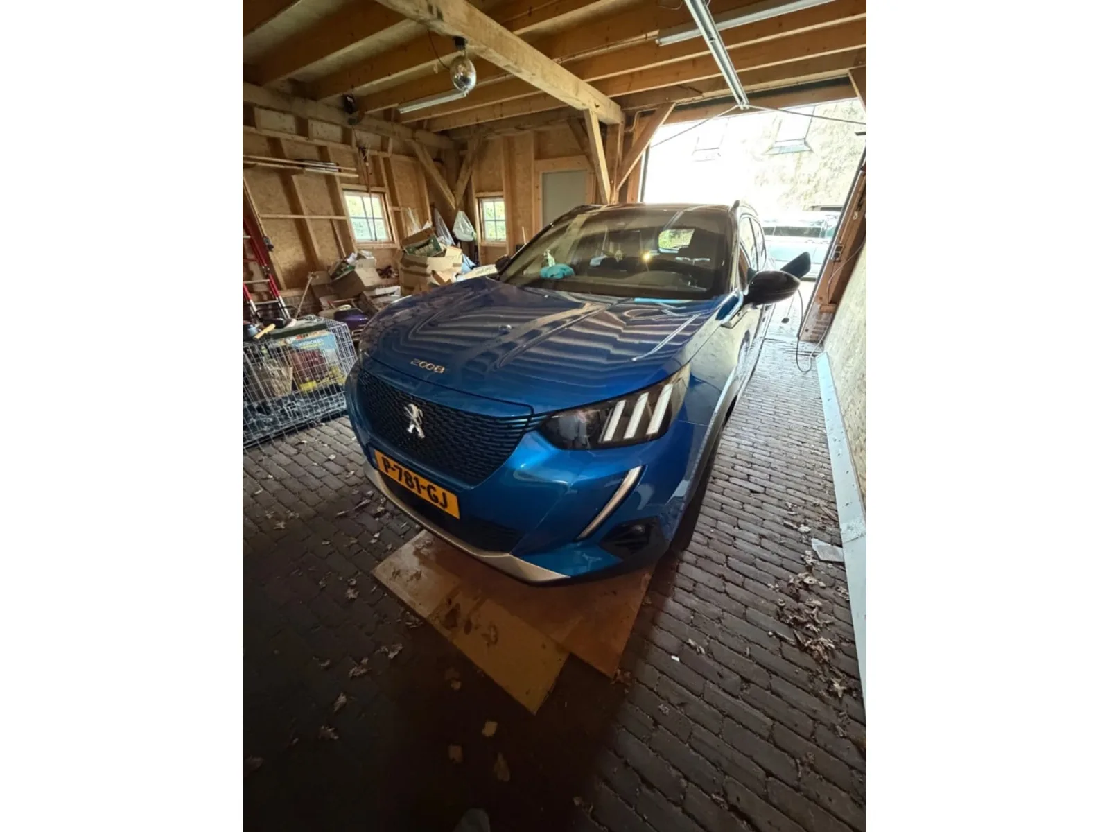 Peugeot e-2008 (2022) — foto 1