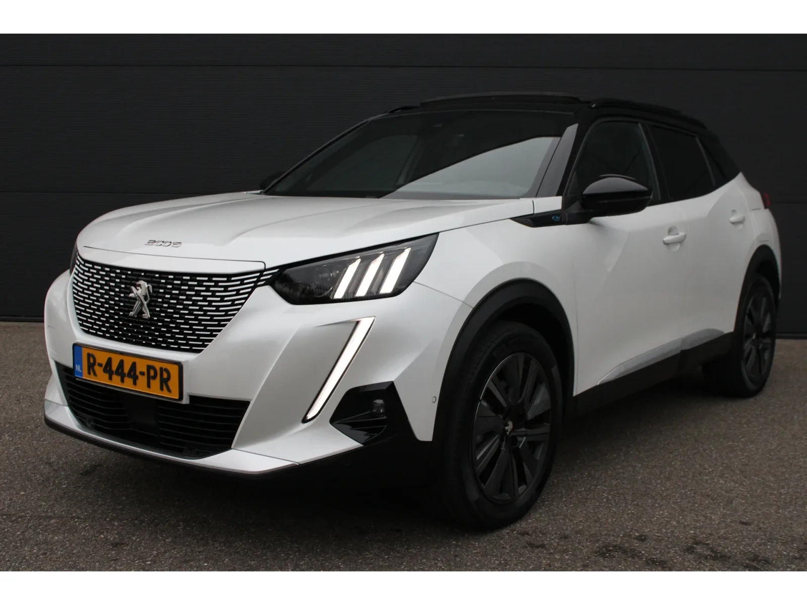 Peugeot e-2008 (2022) — foto 1