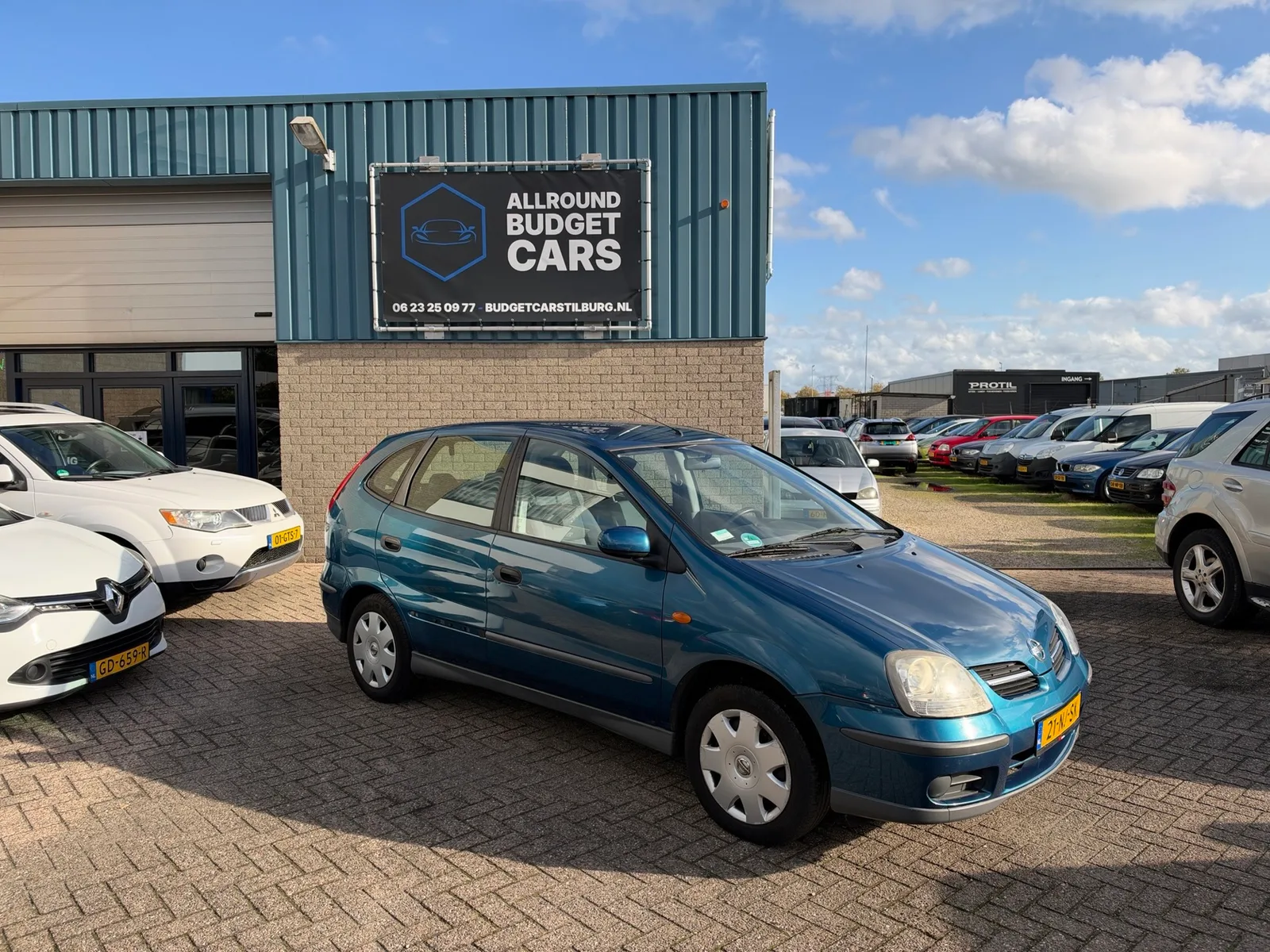 Nissan Almera Tino (2003) — foto 1