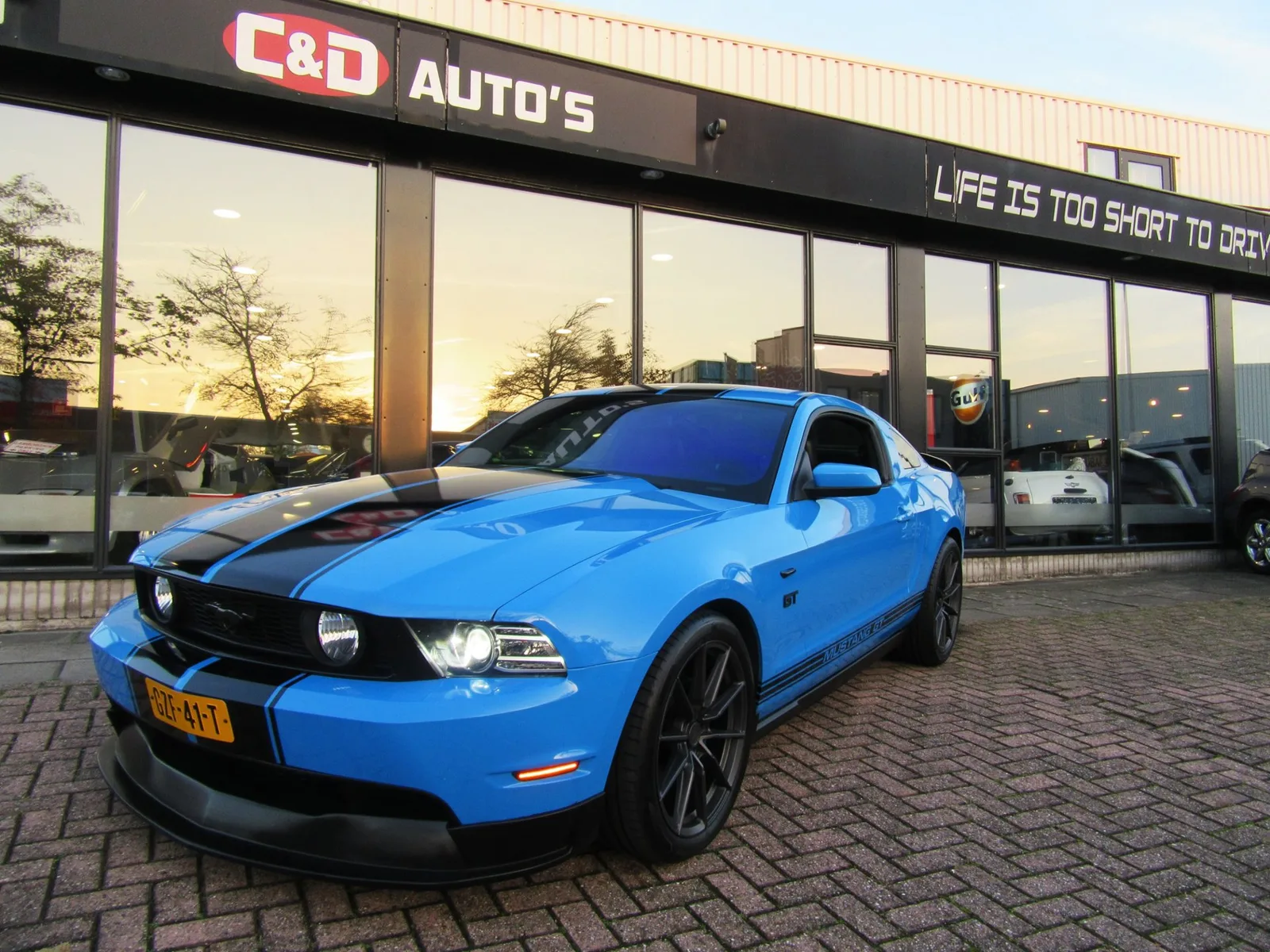 Ford Mustang (2010) — foto 1