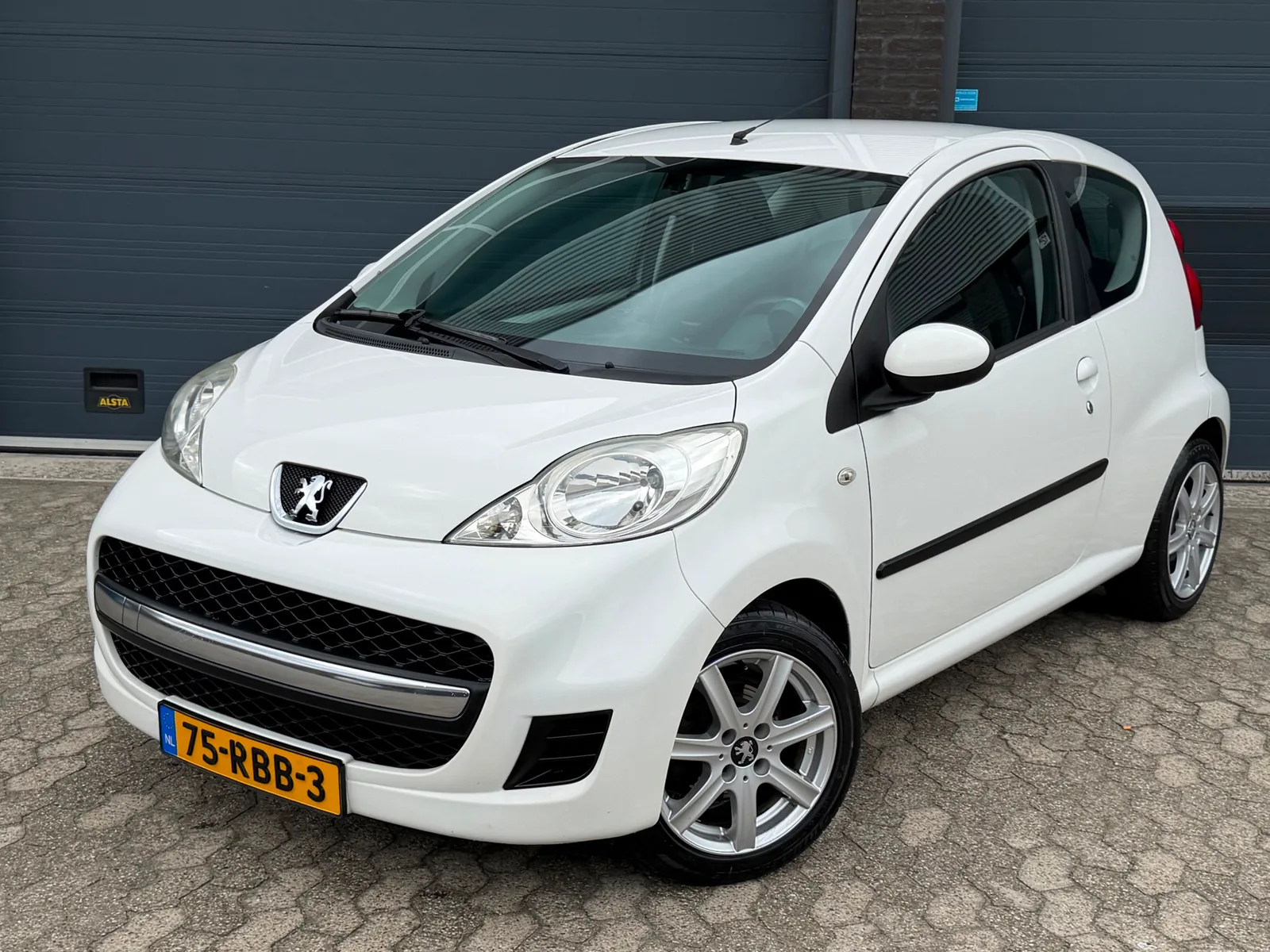 Peugeot 107 (2011) — foto 1