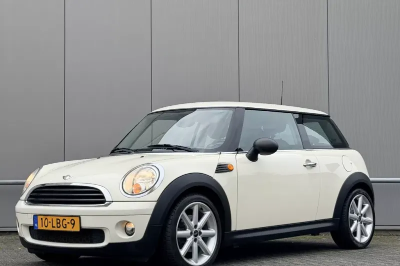 MINI One (2010)