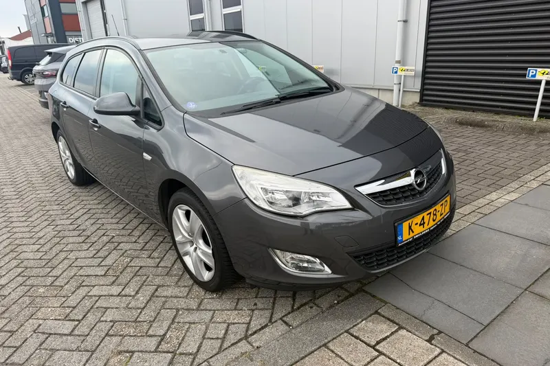 Opel Astra (2011)
