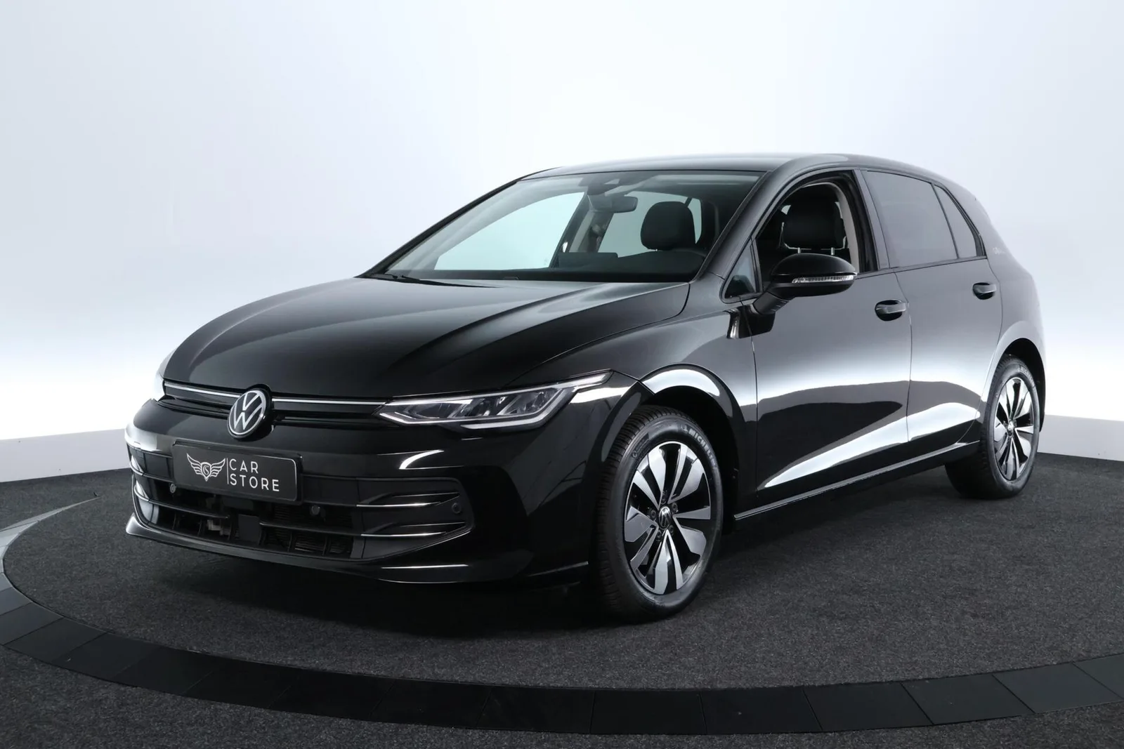 Volkswagen Golf (2024) — foto 1