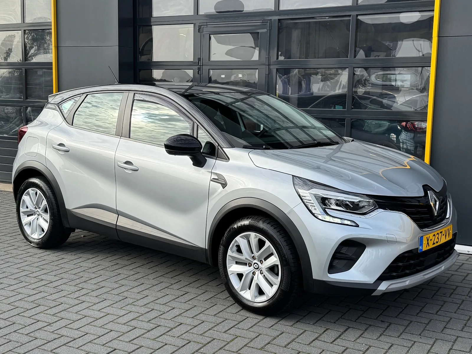 Renault Captur (2022) — foto 1