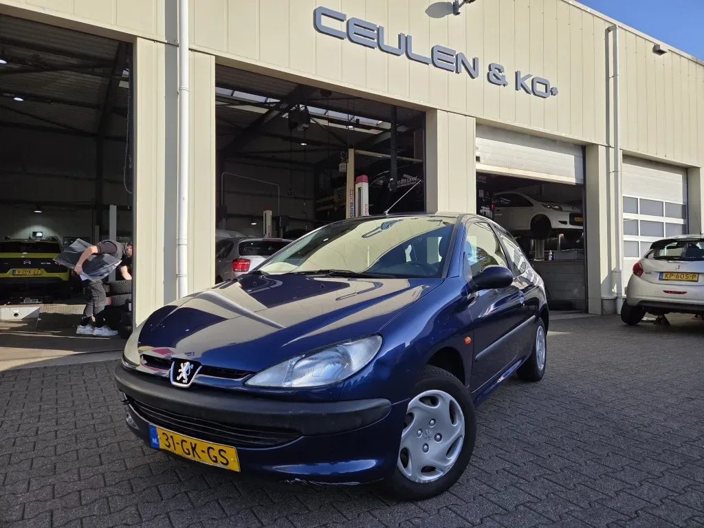 Peugeot 206 (2000) — foto 1