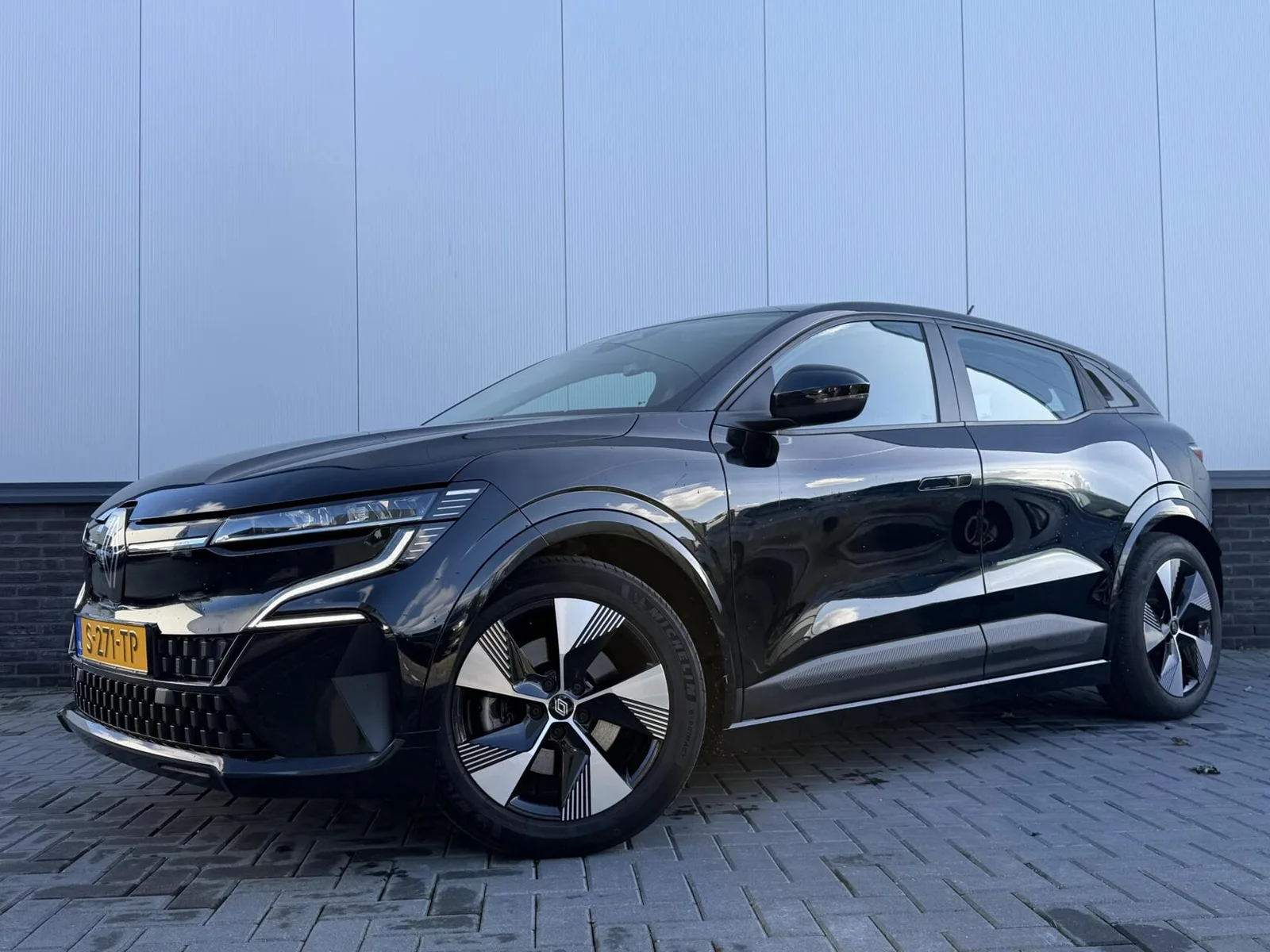 Renault Mégane E-Tech (2023) — foto 1