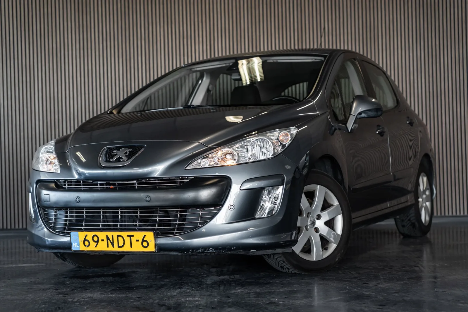 Peugeot 308 (2010) — foto 1