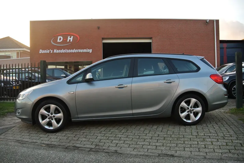 Opel Astra (2011)