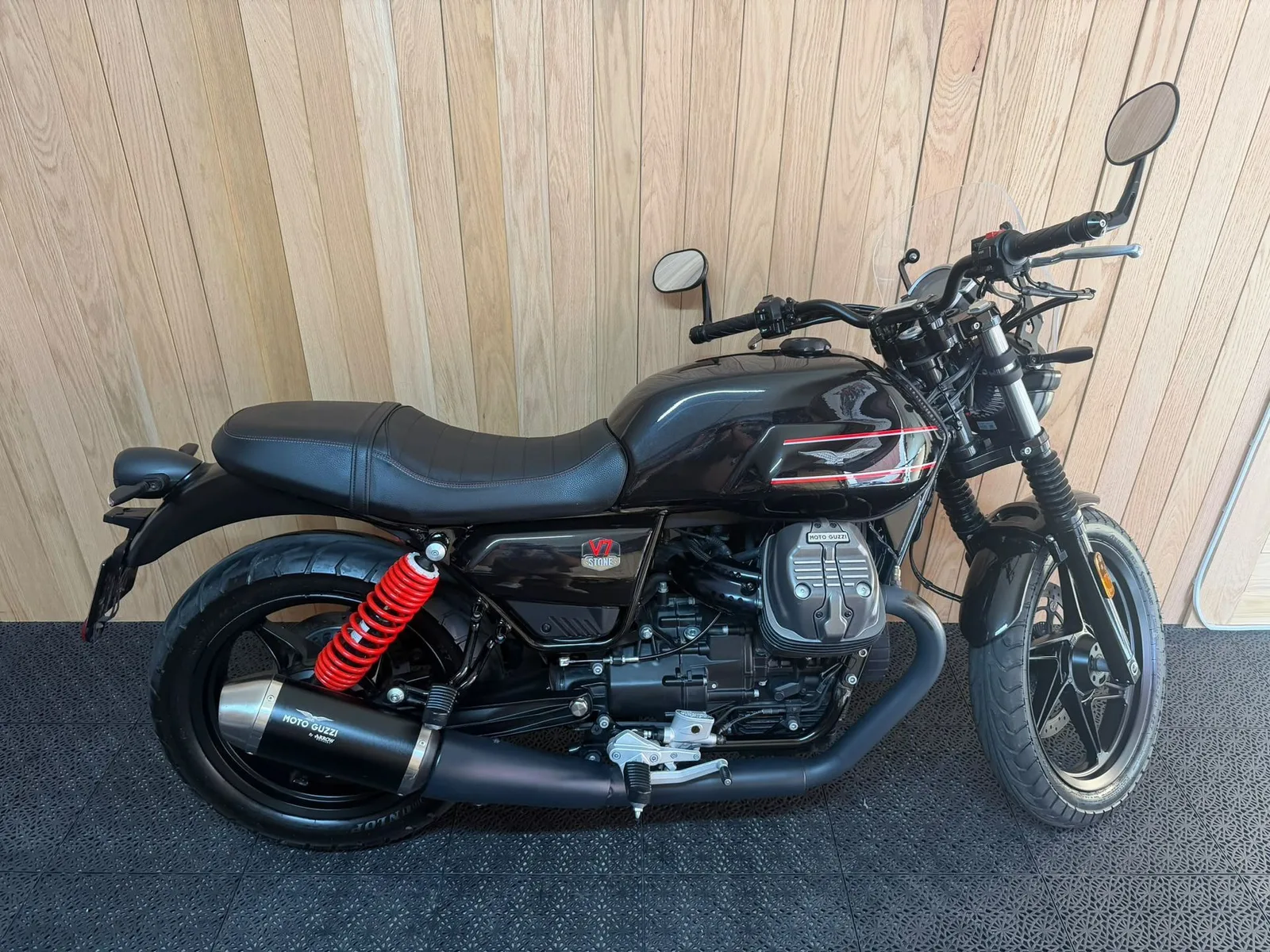 Moto Guzzi V 7 Stone (2023) — foto 1