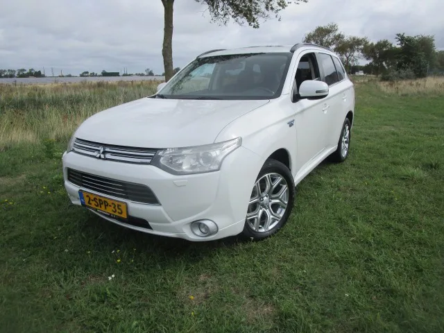 Mitsubishi Outlander (2013) — foto 1