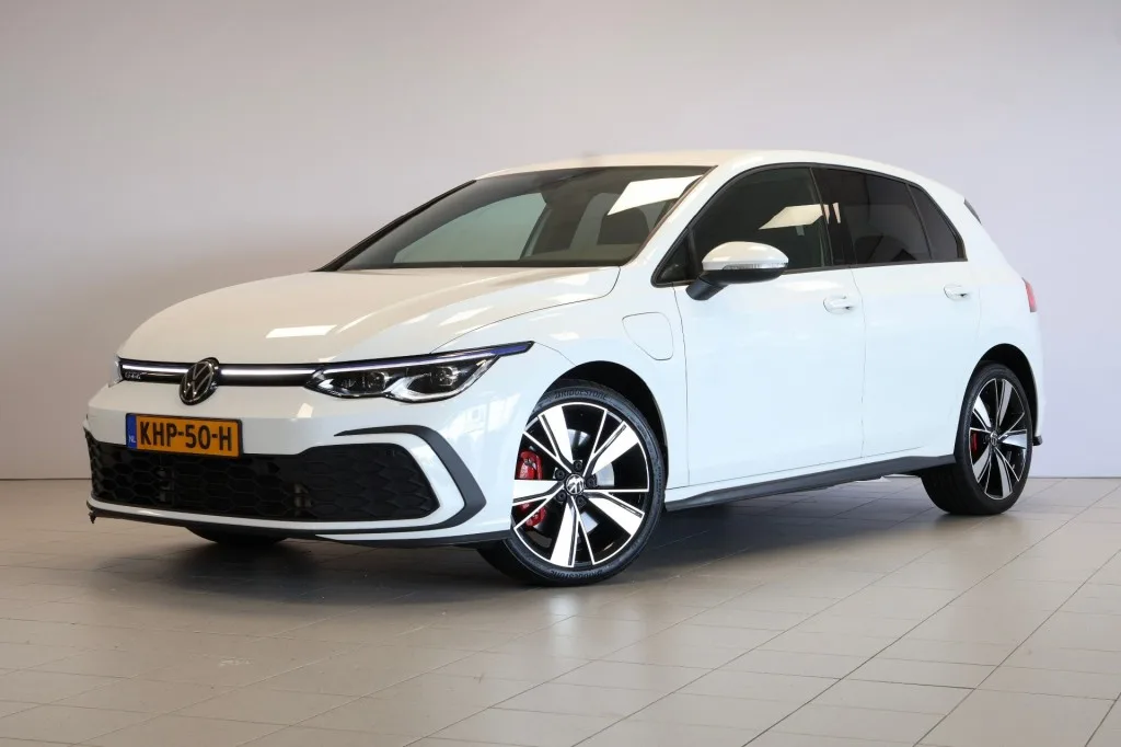 Volkswagen Golf (2022) — foto 1