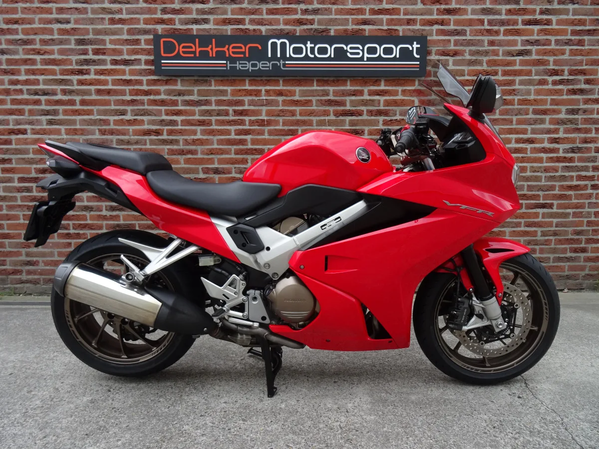Honda VFR 800 (2015) — foto 1
