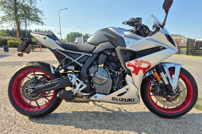 Suzuki GSX-8R (2024)