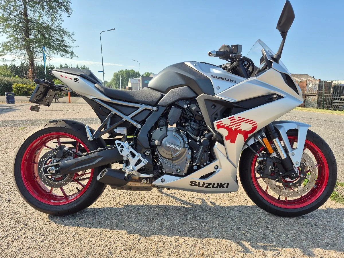 Suzuki GSX-8R (2024) — foto 1